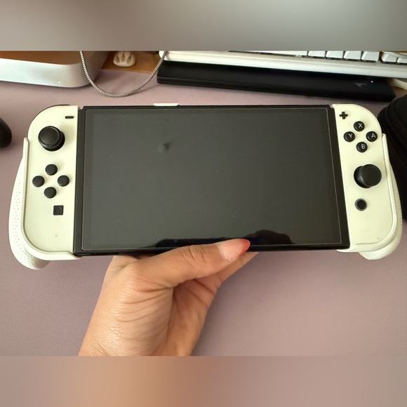 Nintendo Switch OLED - Picture 10 of 11
